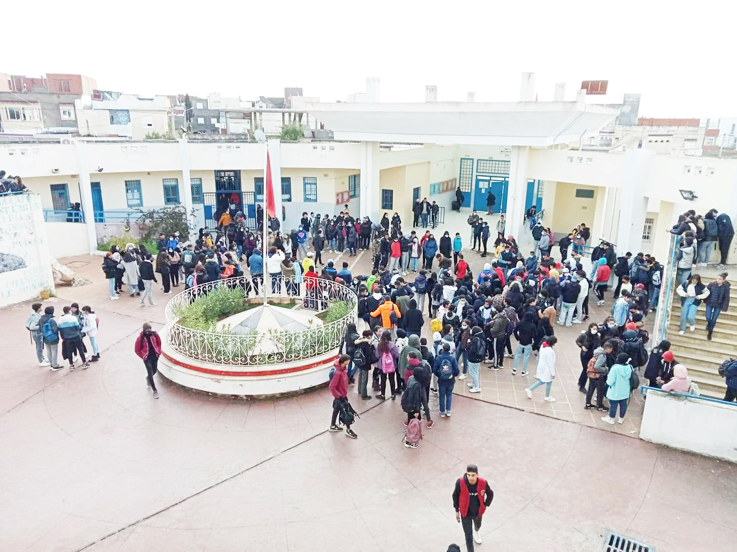 حرموا من أبسط حقوقهم .. تلاميذ دون بطاقات أعداد.. ولي الذراع متواصل !!